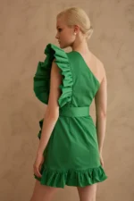 πράσινο κοντο φορεμα με εναν ωμο και βολάν