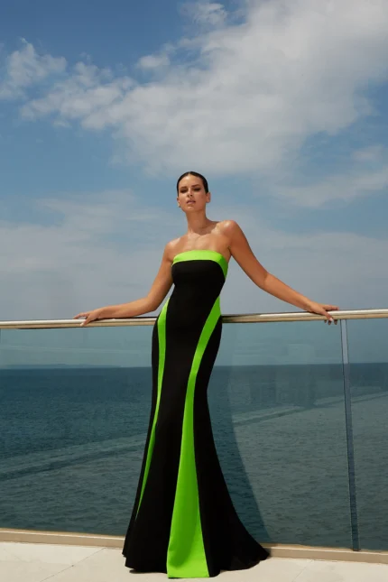 φόρεμα μαέστριστενό μαύρο με πράσινες κάθετες γραμμές και πρά0σινο μεγάλο φιόγκο ζακέτα