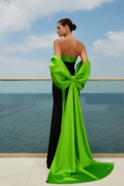 μακρύ φόρεμα υψηλής ραπτικής μαύρο με πράσινες λεπτομέρειες, μπολερο πρασινο σε σχημα φιόγκου