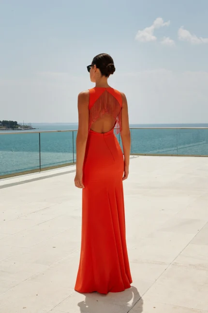μακρύ πορτοκαλί φορεμα με ανοιχτή πλατη